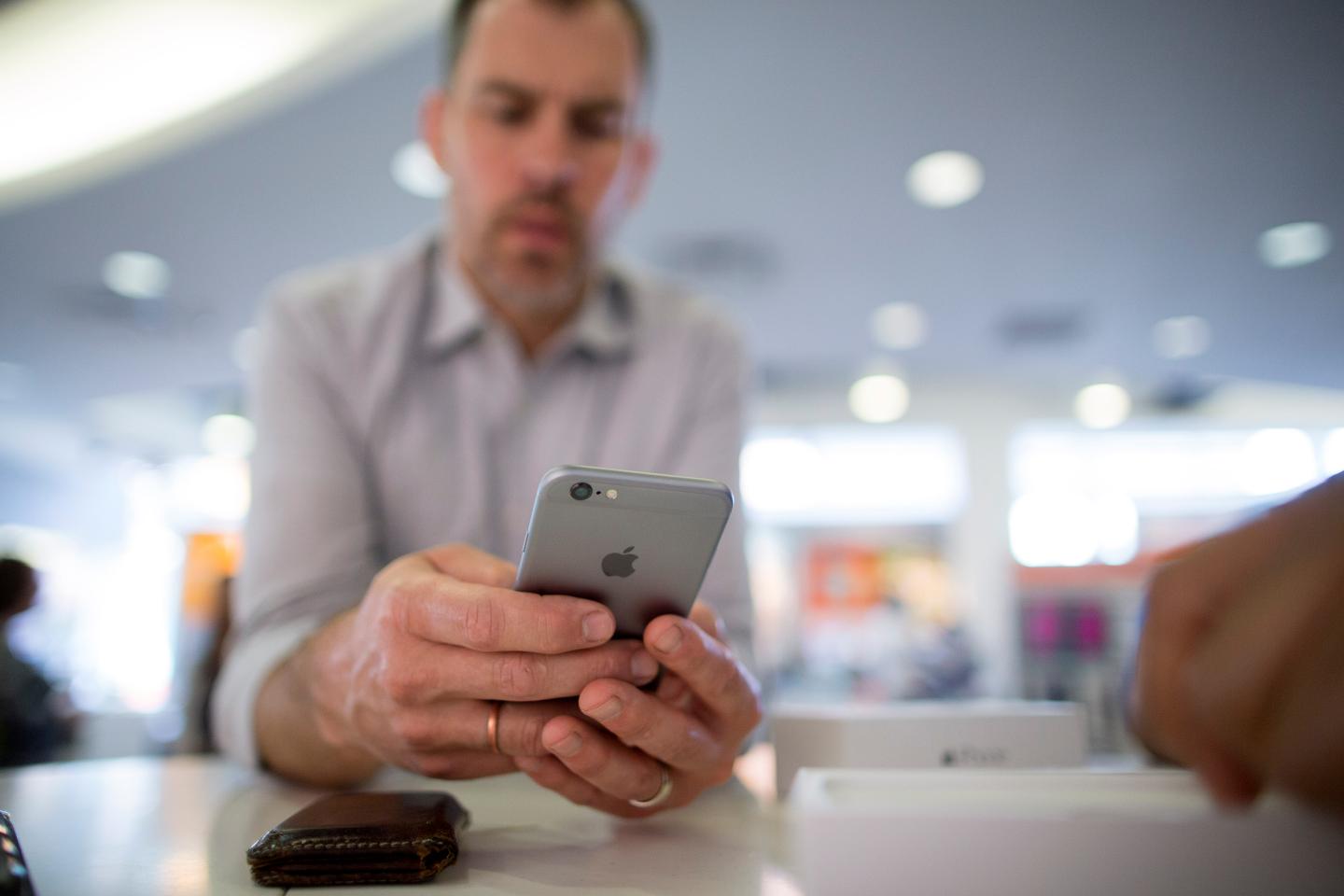Inside An AT&amp;T Inc. Store Ahead Of Earnings Figures