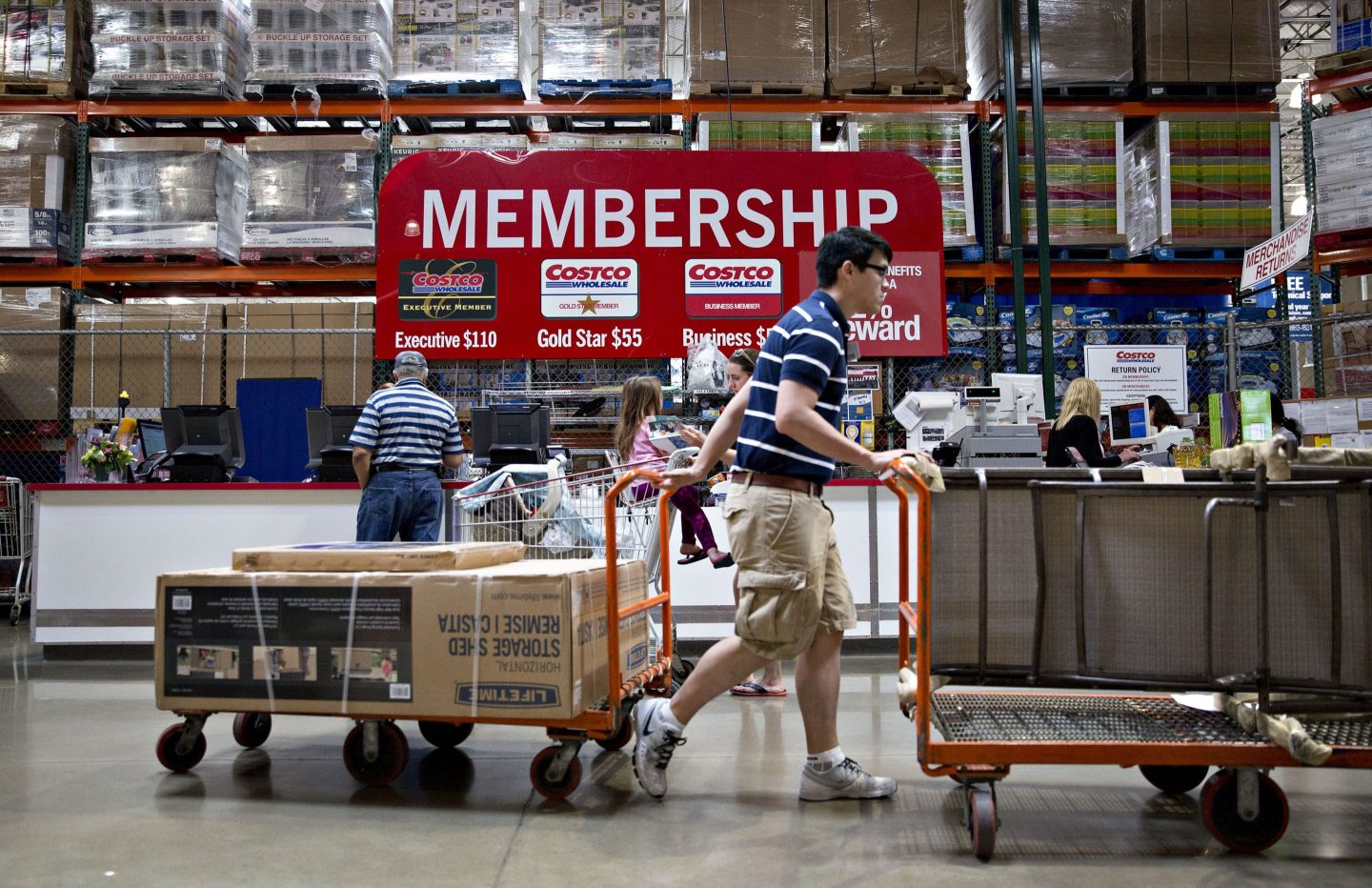 A customer pushes a cart of outdoor items past a membership desk at a Costco Wholesale Corp. store in Naperville, Illinois, U.S., on Monday, May 23, 2016. Costco Wholesale Corp., the largest U.S. warehouse-club chain, is scheduled to report quarterly earnings figures on May 25. Photographer: Daniel Acker/Bloomberg via Getty Images