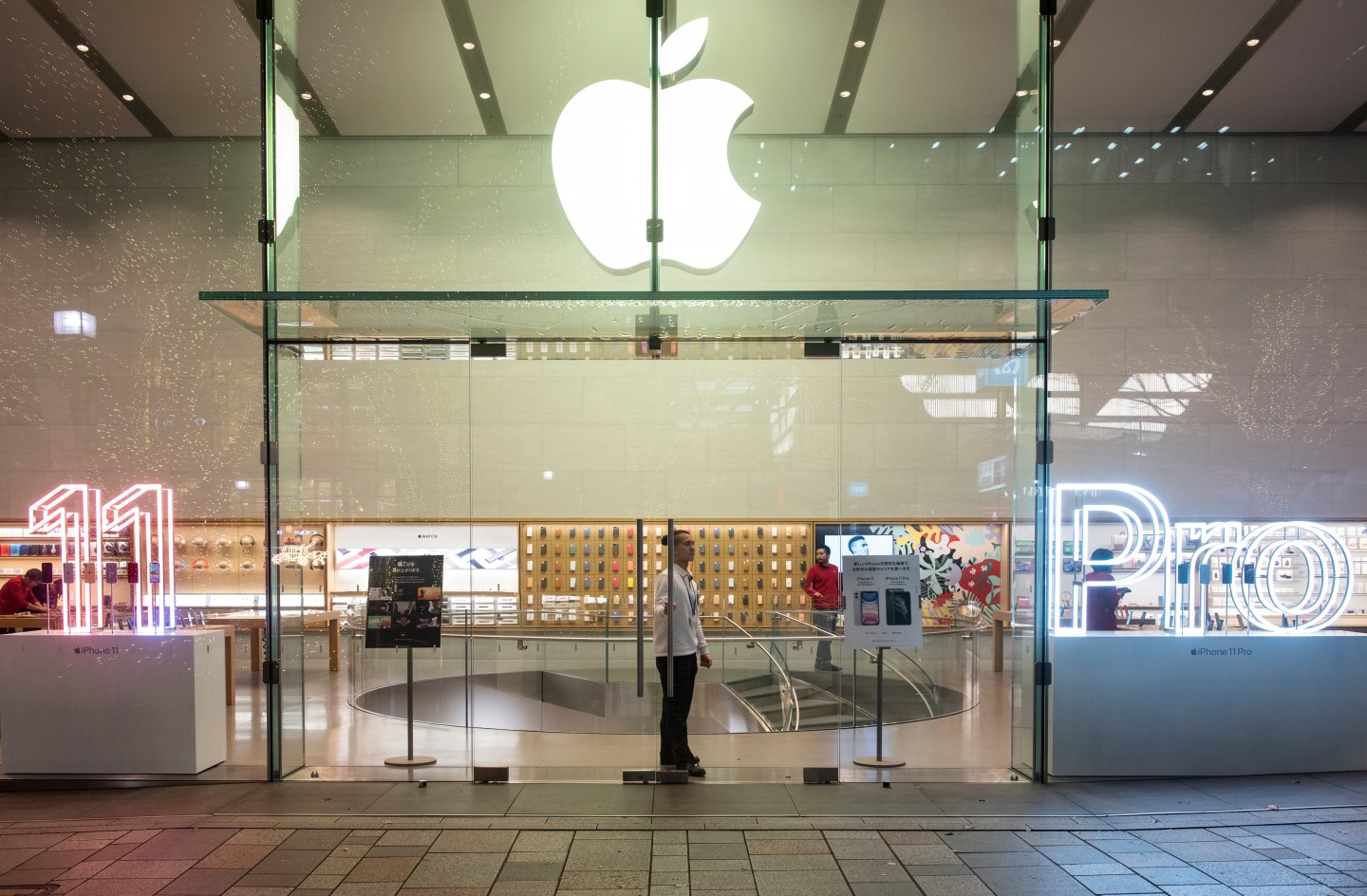 TOKYO, JAPAN - 2019/12/21: American multinational technology company Apple store and logo seen in Tokyo.