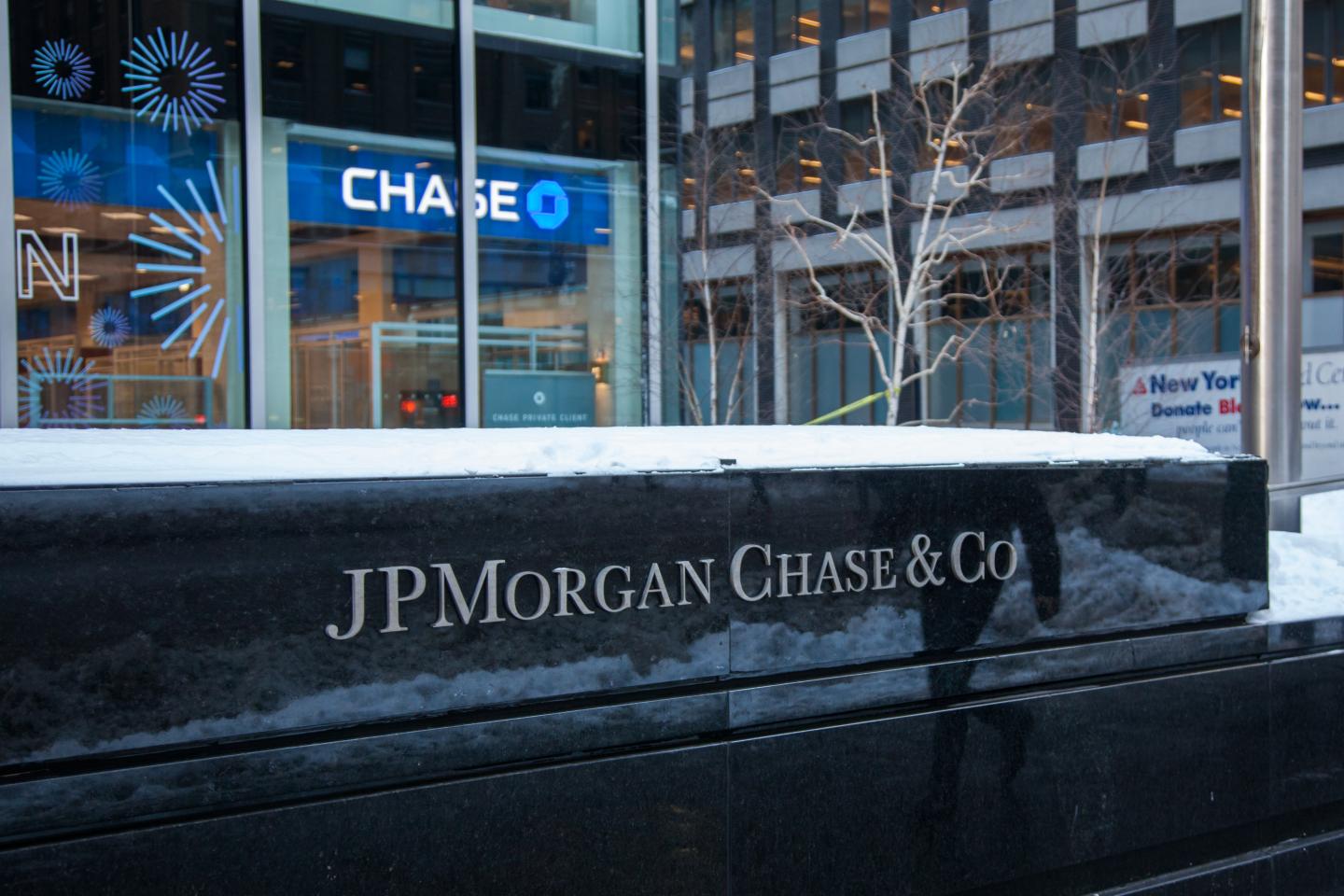 These Banks Are Open on Christmas Eve 2019