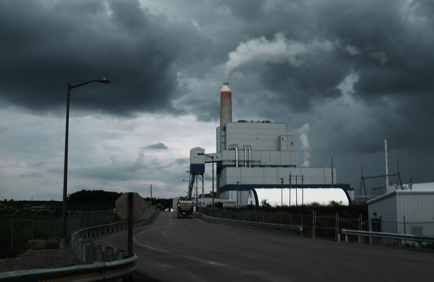 MAIDSVILLE, WV - AUGUST 21: The Longview Power Plant, a coal-fired plant, stands on August 21, 2018 in Maidsville, West Virginia. The plant's single unit generates 700 net megawatts of electricity from run-of-mine coal and natural gas. In a stop in West Virginia tonight, President Donald Trump is expected to announce a proposal to allow states to set their own emissions standards for coal-fueled power plants. Environmental activists say this would be a massive blow to reducing carbon emissions. (Photo by Spencer Platt/Getty Images)