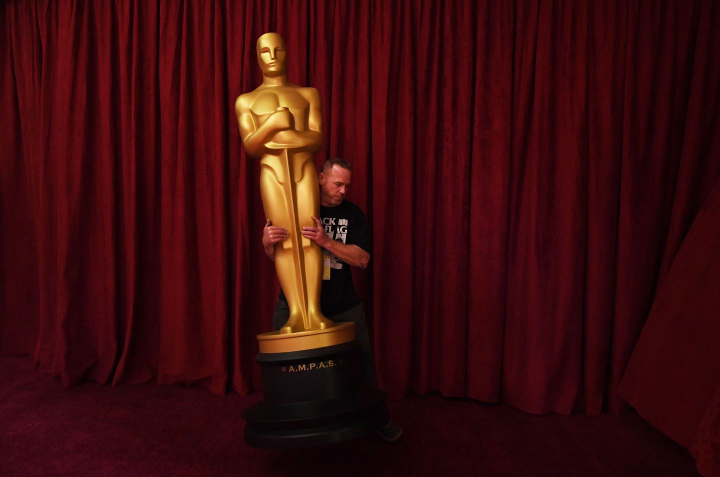 Workers set up an Oscars statue as preparations are made ahead of the 91st Annual Academy Awards at the Dolby Theatre in Hollywood, California on February 24, 2019. (Photo by Mark RALSTON / AFP) (Photo credit should read MARK RALSTON/AFP via Getty Images)