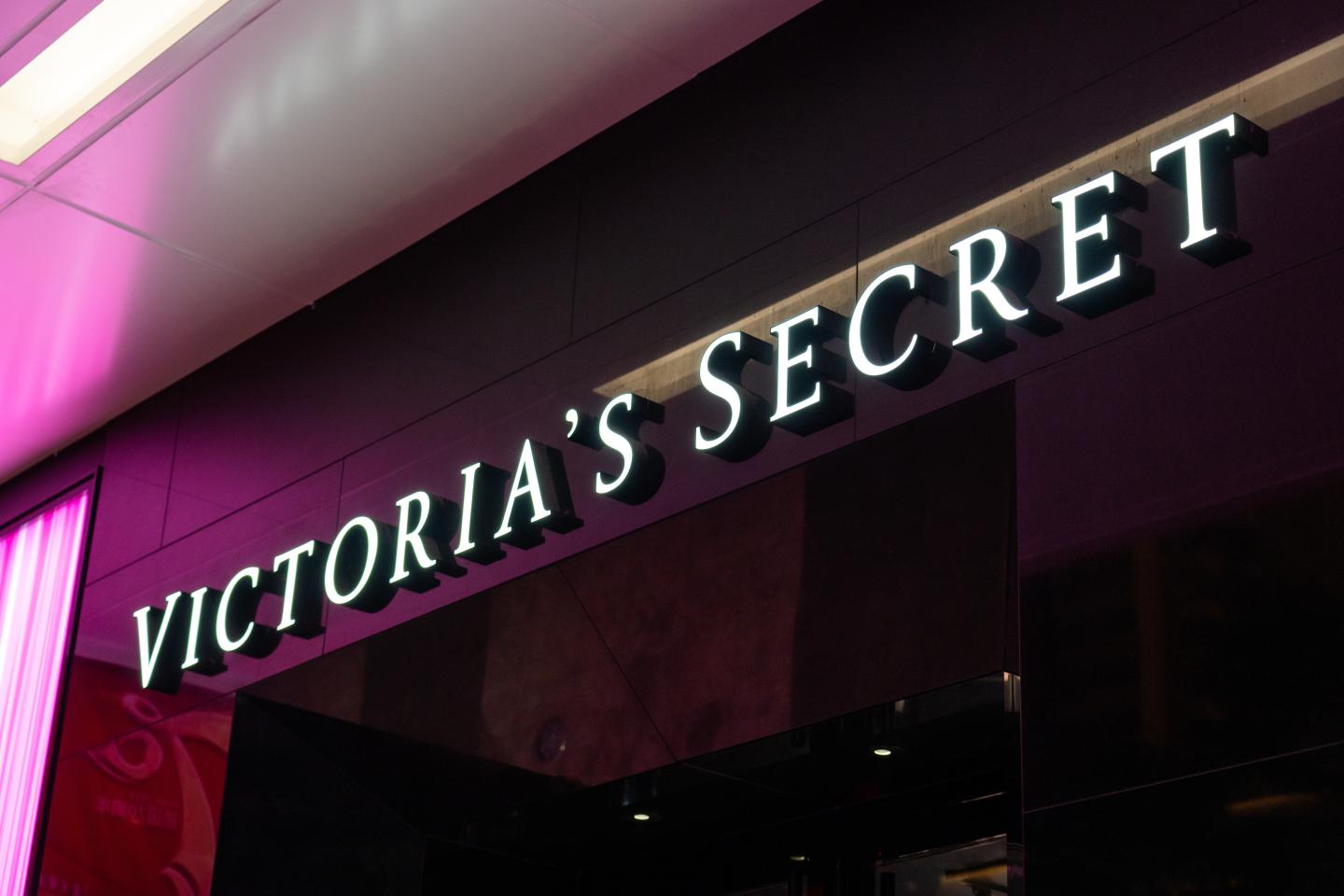 Billionaire Les Wexner could be stepping down as CEO of L Brands, breaking up company