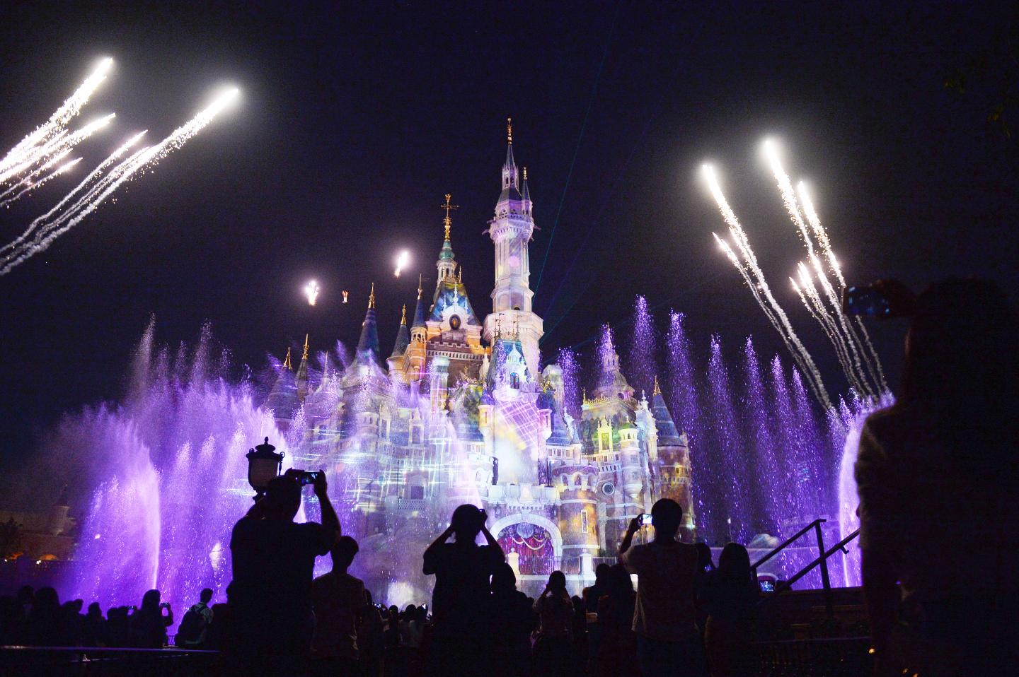 As coronavirus spreads in China, Shanghai Disneyland shuts down