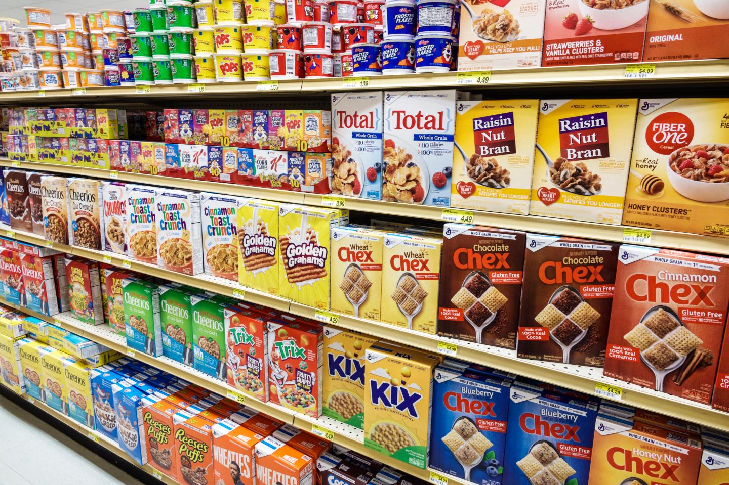 Sanibel Island, Jerry's Foods, grocery store, breakfast cereal aisle. (Photo by: Jeffrey Greenberg/Education Images/Universal Images Group via Getty Images)
