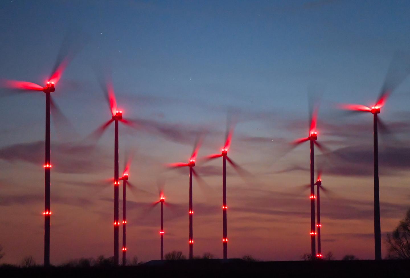 15 January 2020, Brandenburg, Sieversdorf: Red position lights shine on wind turbines in the "Odervorland" wind farm in the Oder-Spree district. Photo: Patrick Pleul/dpa-Zentralbild/ZB (Photo by Patrick Pleul/picture alliance via Getty Images)