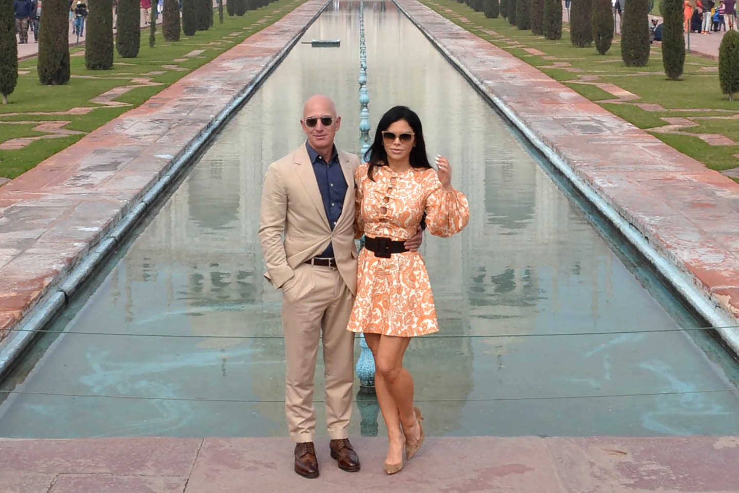Chief Executive Officer of Amazon Jeff Bezos (L) and his girlfriend Lauren Sanchez pose for a picture during their visit at the Taj Mahal in Agra on January 21, 2020.
