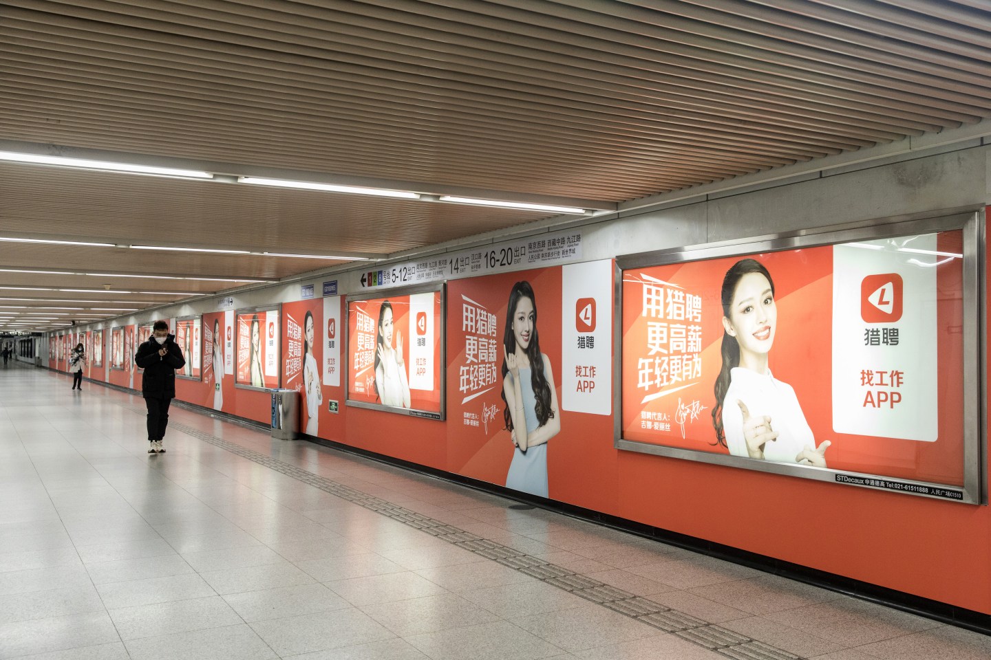 Quiet Financial and Shopping District As Markets Reopens to Crisis After Break