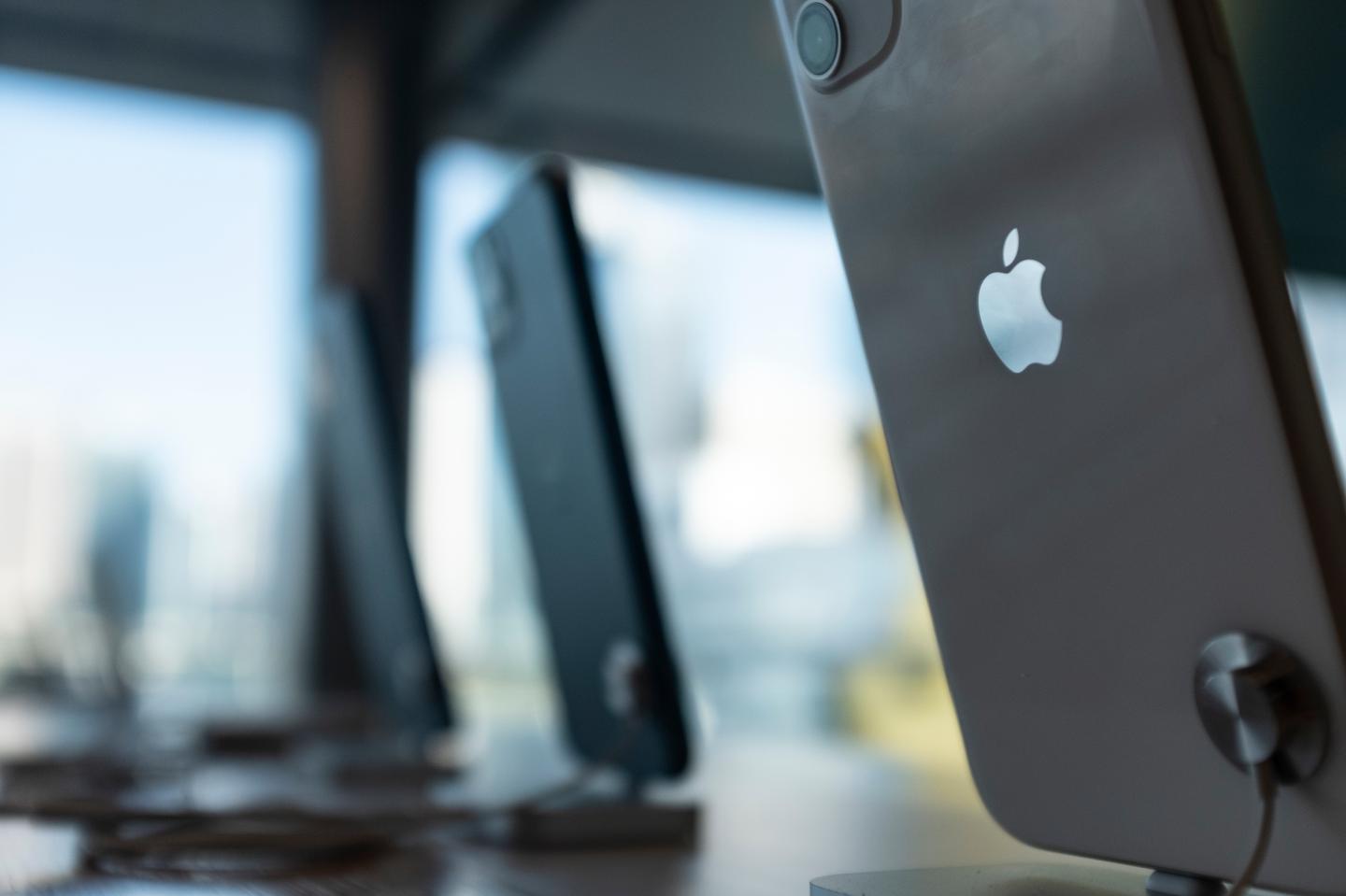 Apple losing 2 veteran execs who were key in producing its top devices