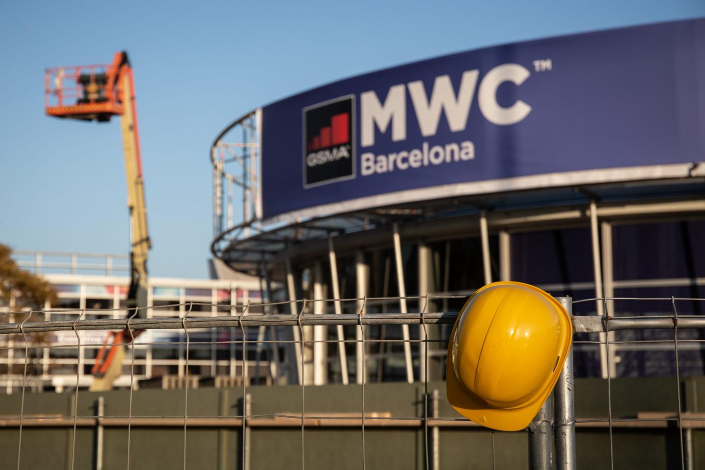 workers dismantle cancelled mwc show