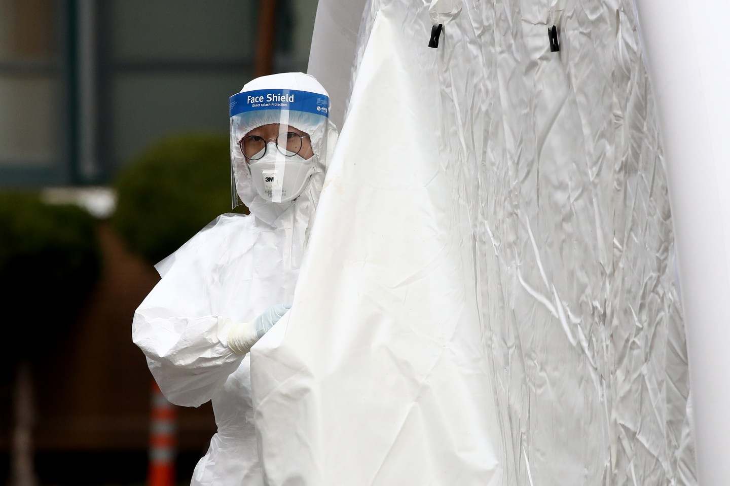 SEOUL, SOUTH KOREA - FEBRUARY 21: A medical professional is seen at a preliminary testing facility at the National Medical Center where patients suspected of contracting coronavirus (COVID-19) are assessed on February 21, 2020 in Seoul, South Korea. South Korea reported 52 new cases of the coronavirus (COVID-19) bringing the total number of infections in the nation to 156, with the potentially fatal illness spreading fast across the country. (Photo by Chung Sung-Jun/Getty Images)