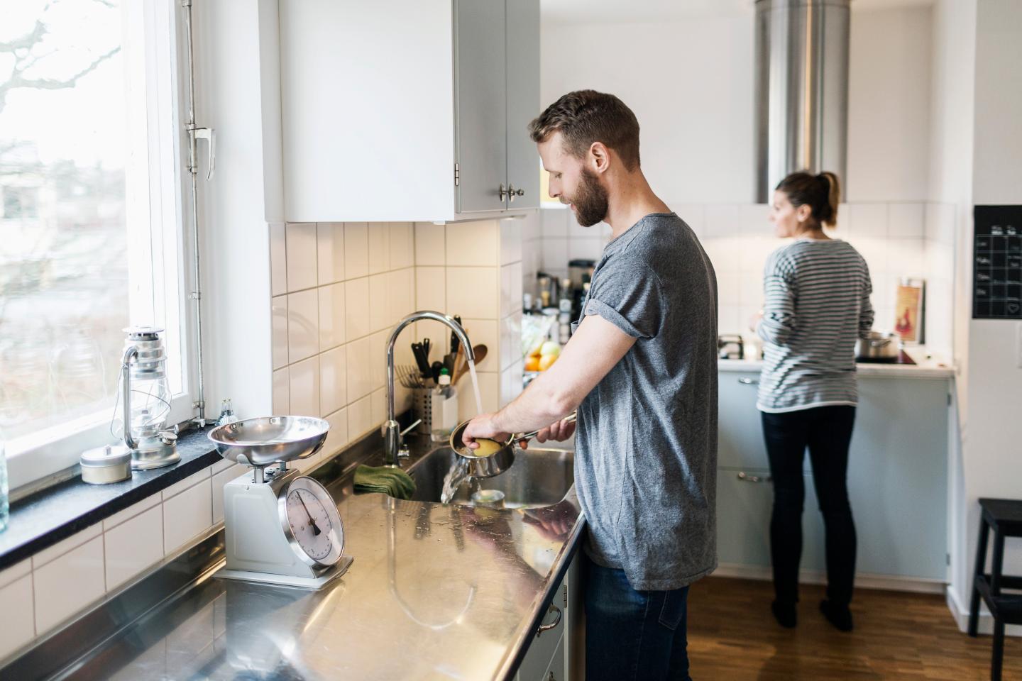 Men like the idea of evolving gender roles, but still don’t do their part at home