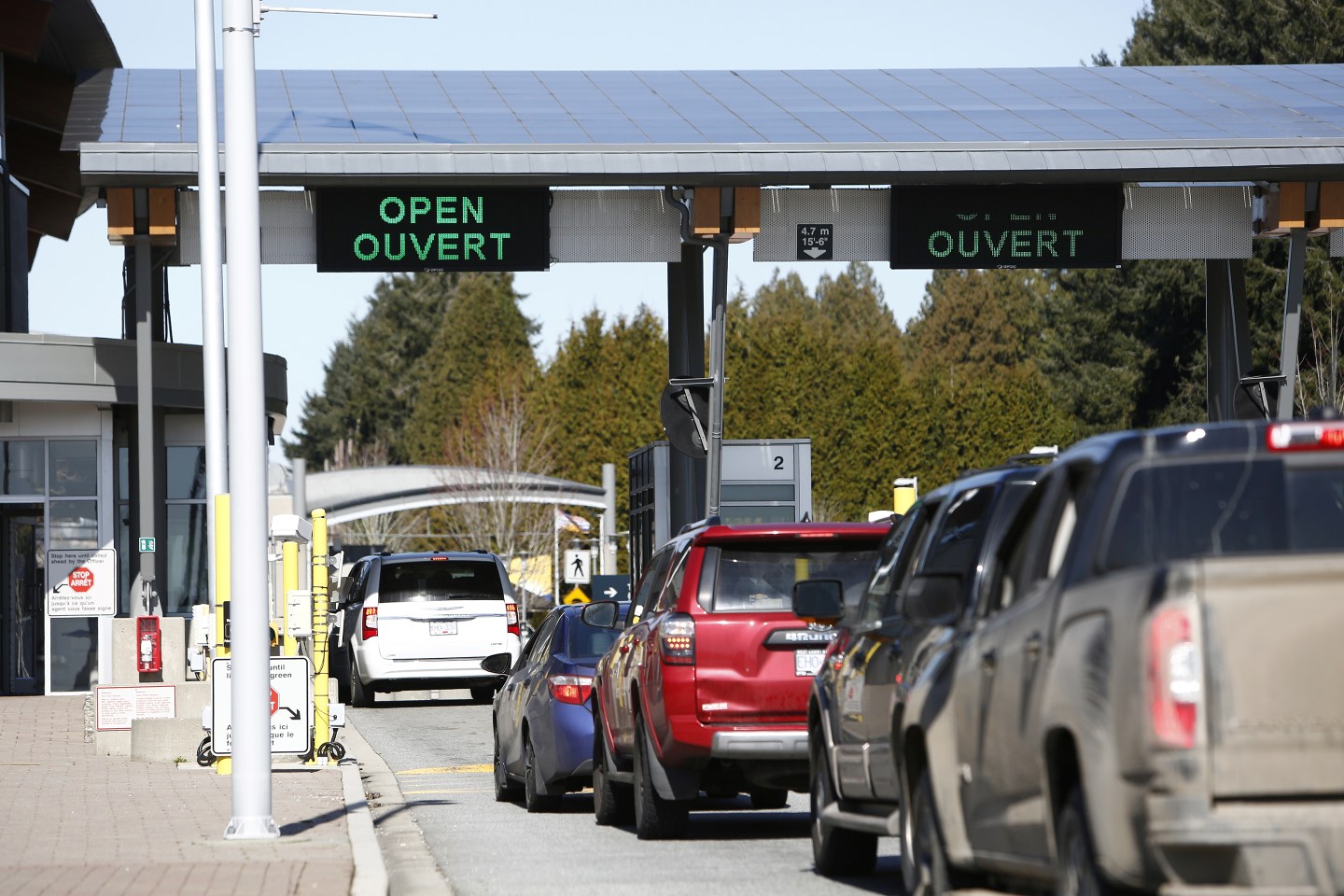 Drivers wait to cross through Canadian customs at the Canada-US border near the Peace Arch Provincial Park in Surrey, British Columbia, Canada after Canada&#8217;s Prime Minister Justin Trudeau announced additional measures to combat the spread of novel coronavirus disease (COVID-19) in Richmond, British Columbia, Canada March 16, 2020.