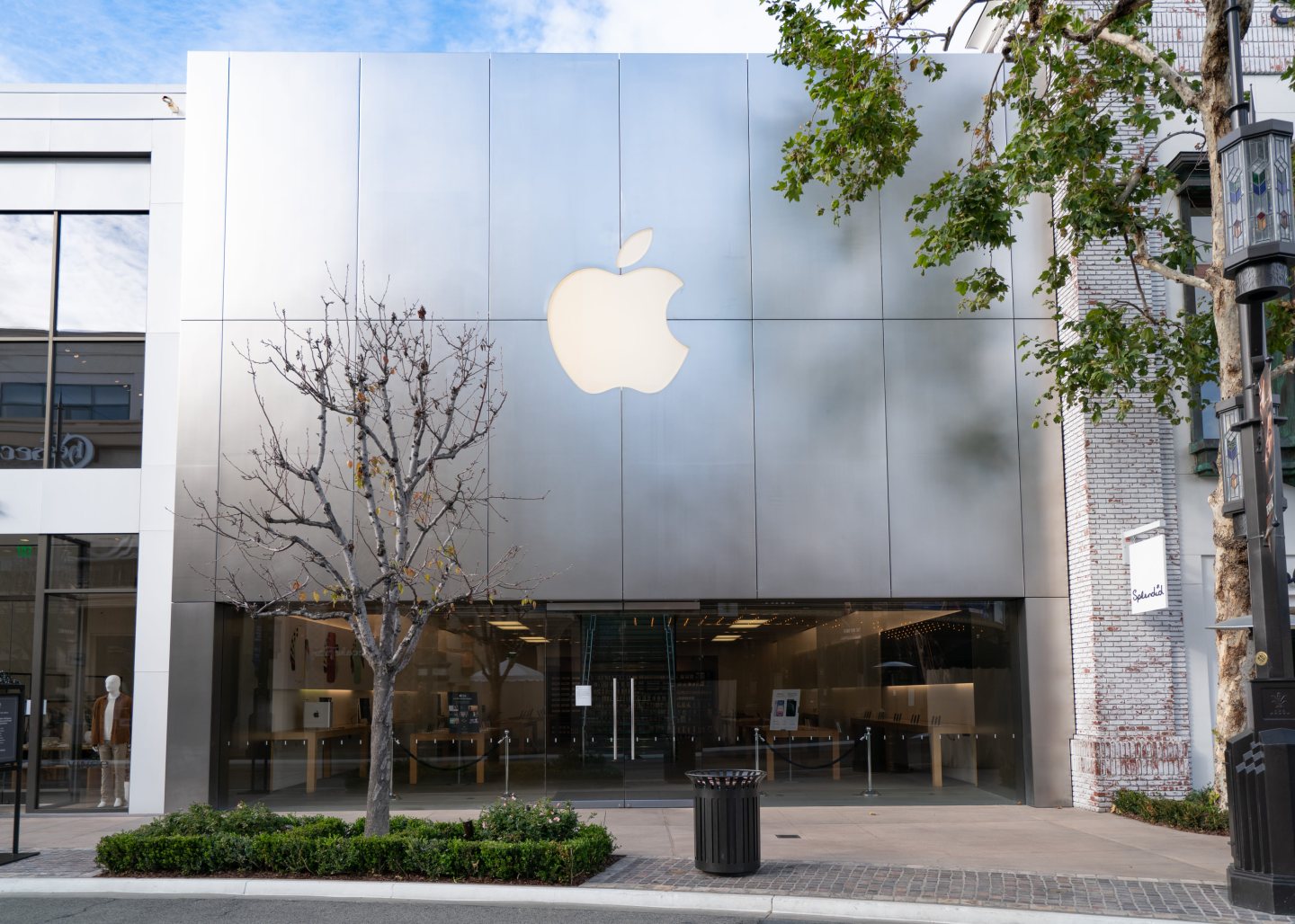 Coronavirus doesn’t stop Apple from debuting new devices