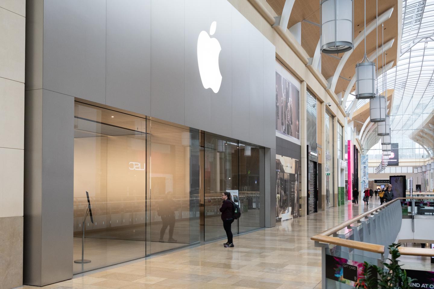 Apple closes most of its stores