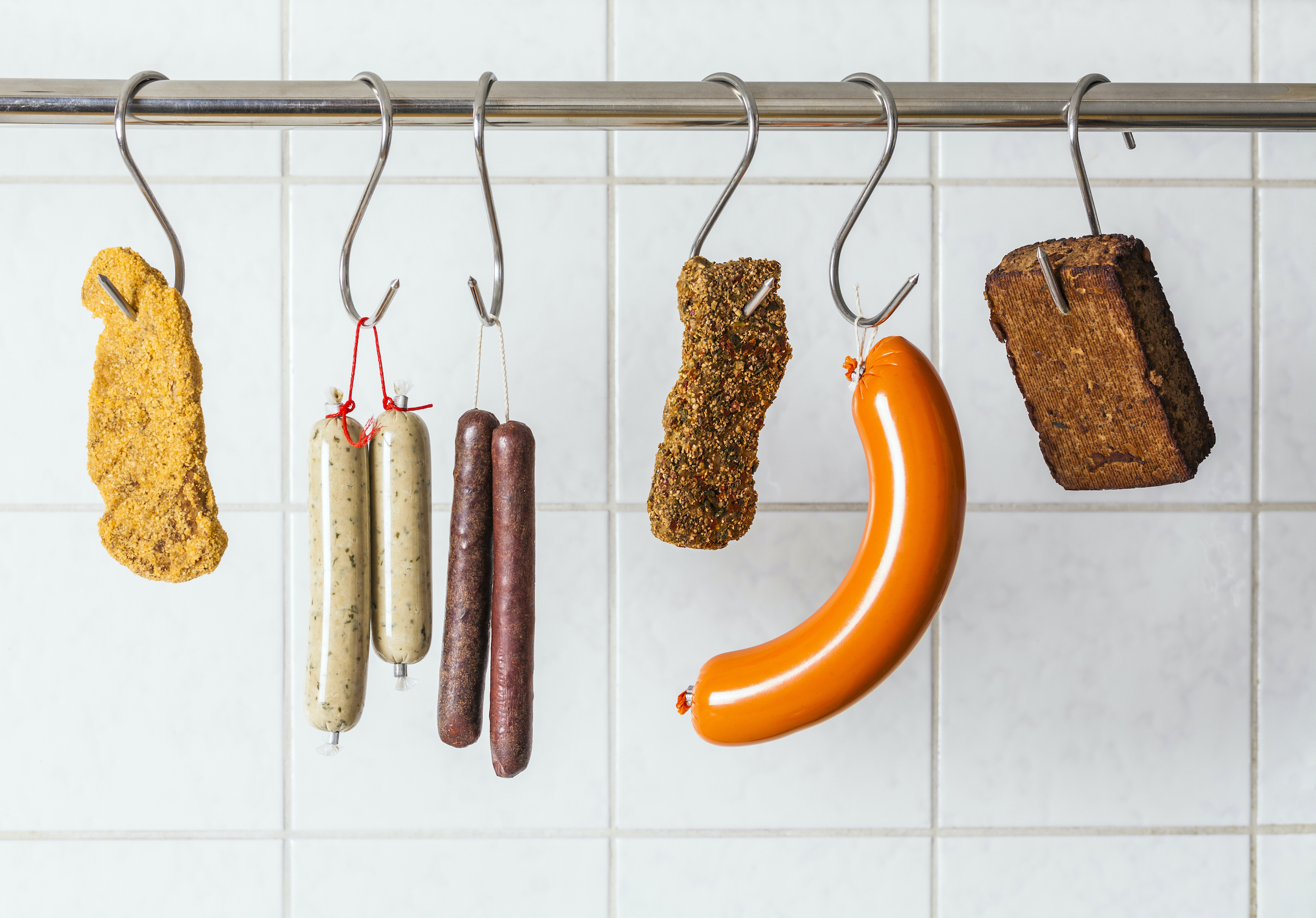 Deutschland, Studio, vegetarische und vegane Lebensmittel, veganes Schnitzel, vegetarische Salami, vegetarische Würste, veganes Steak, Mandel Nuss Tofu, Wursthaken, Haken, Wandfliesen, Ernährung, Vegetarismus, Veganismus, Täuschung
