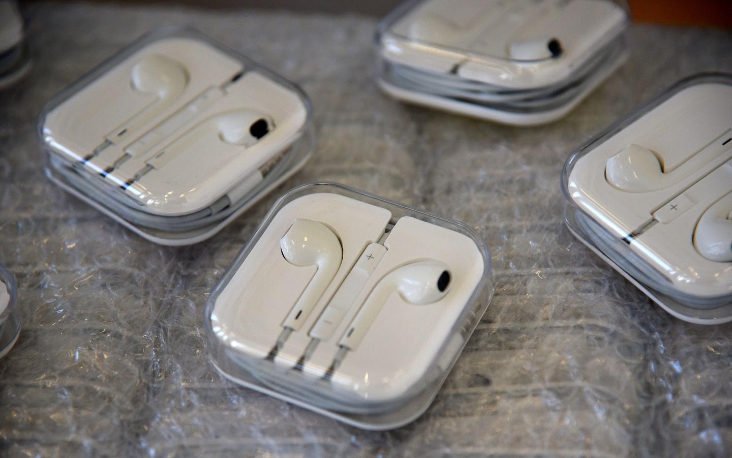 Lawmakers urge Amazon and eBay to beef up fight against counterfeit goods