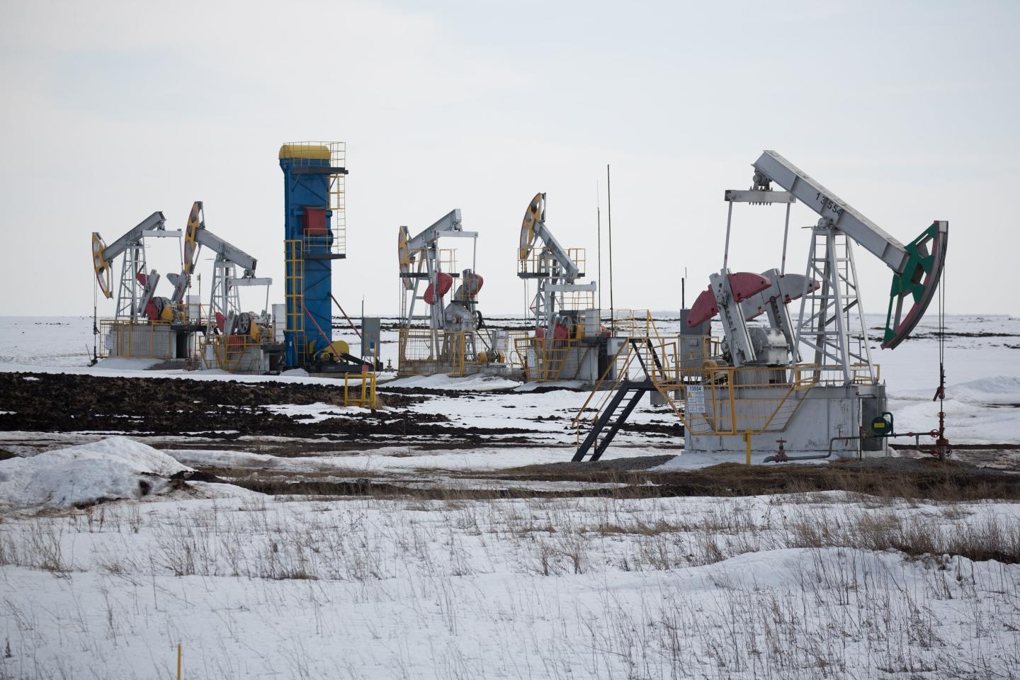 Oil prices could plunge if OPEC and Russia fail to agree on a production cut