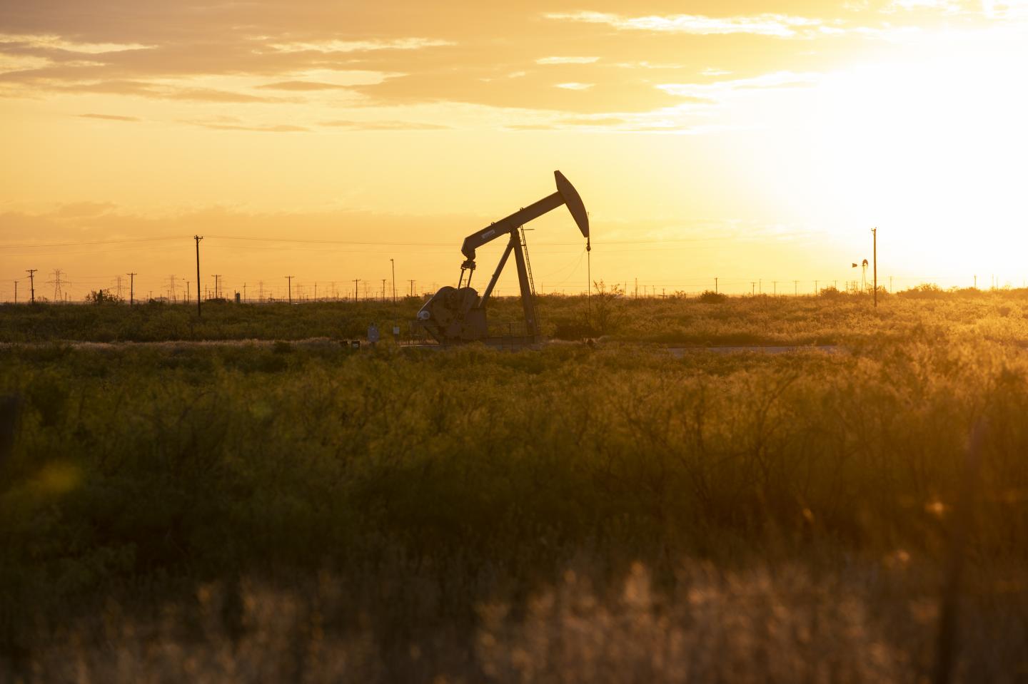 Stocks climb, oil sinks: Why plunging crude prices are spooking traders again