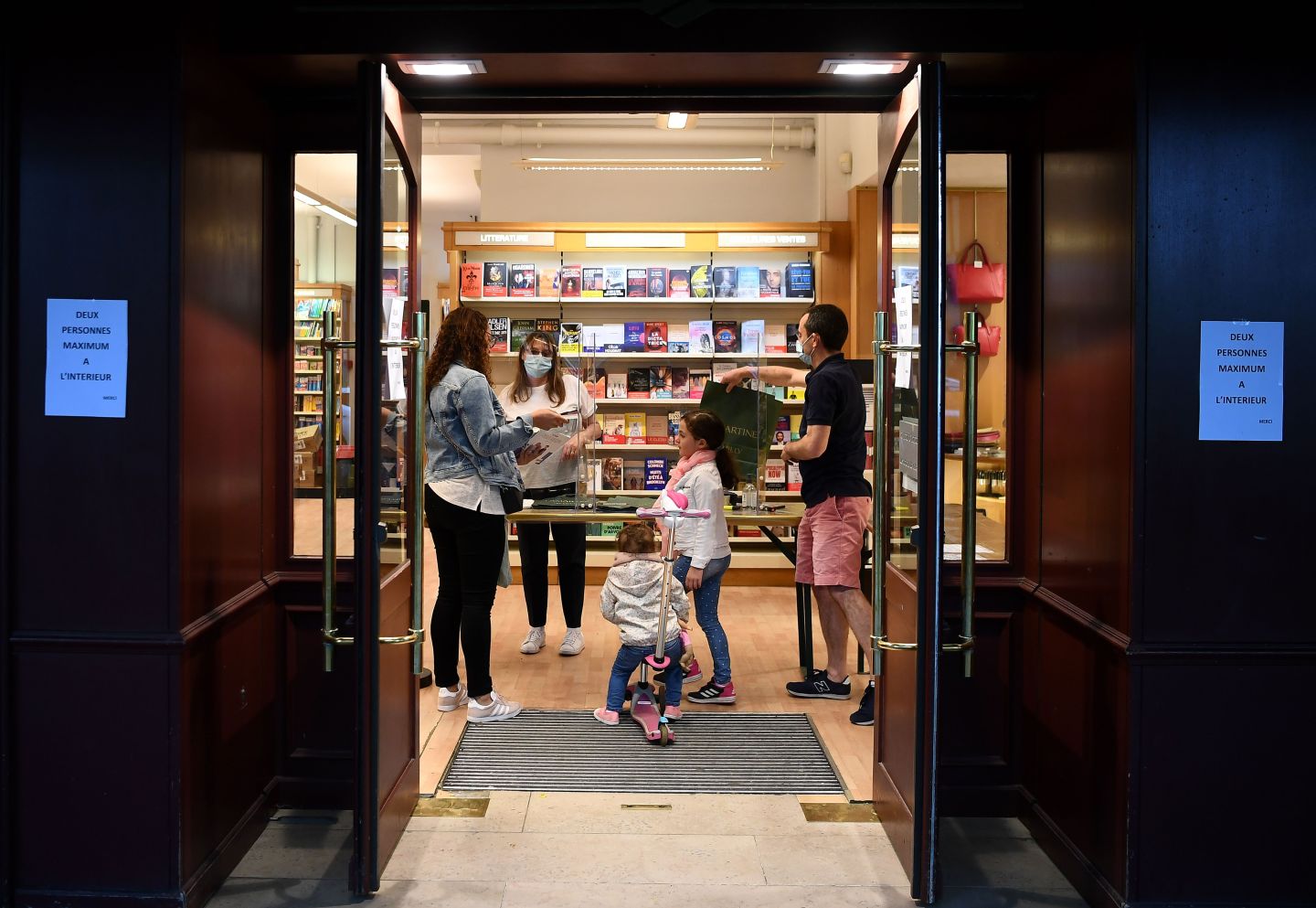 France announces its plan to reopen shops, restaurants, and beaches