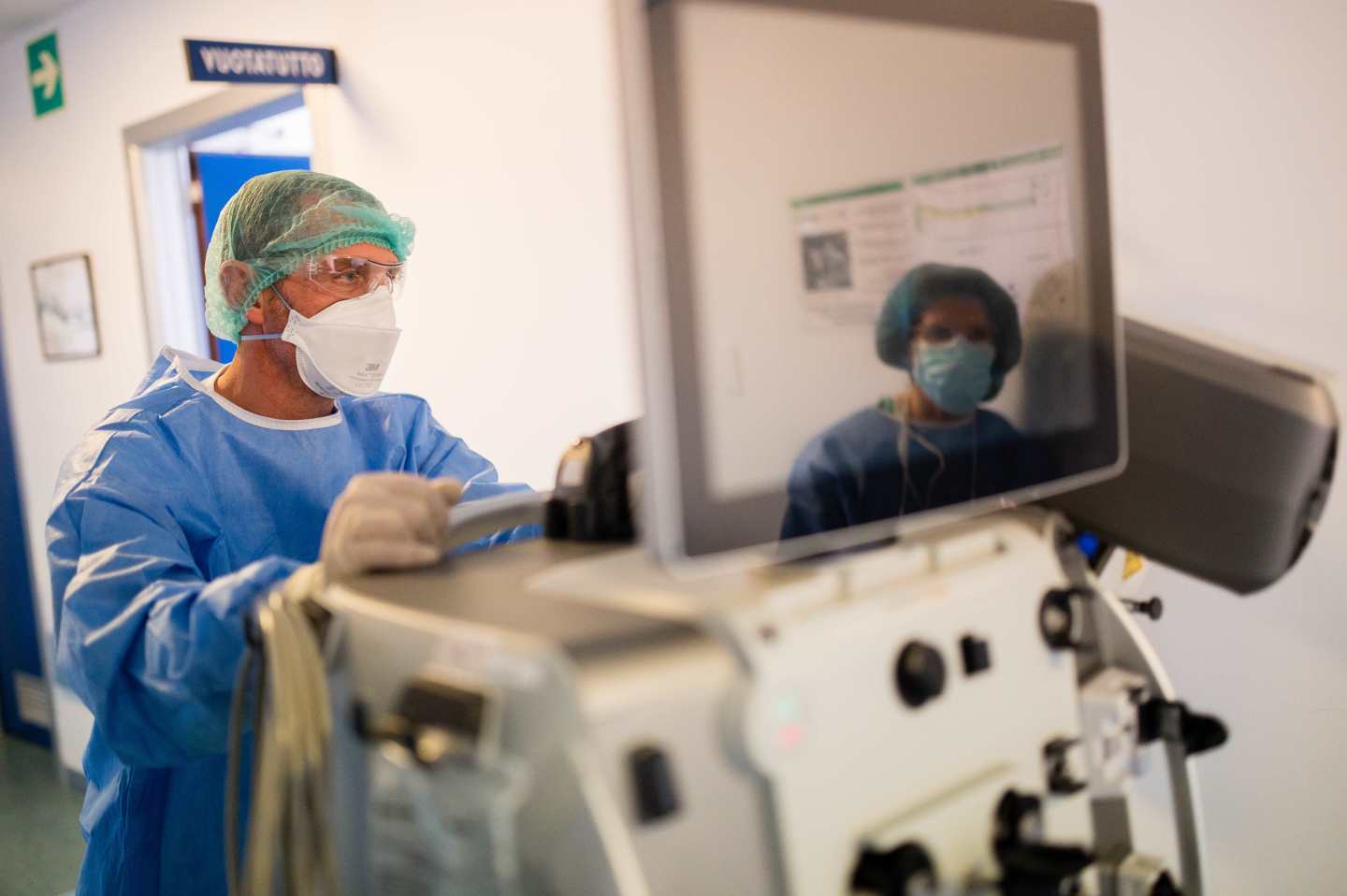 CREMONA, ITALY - APRIL 02: A doctor pushes a ventilator in a Covid ward at Cremona Hospital on April 02, 2020 in Cremona, Italy. The Italian government continues to enforce the nationwide lockdown measures to control the spread of the Coronavirus (COVID-19).(Photo by Marco Mantovani/Getty Images)