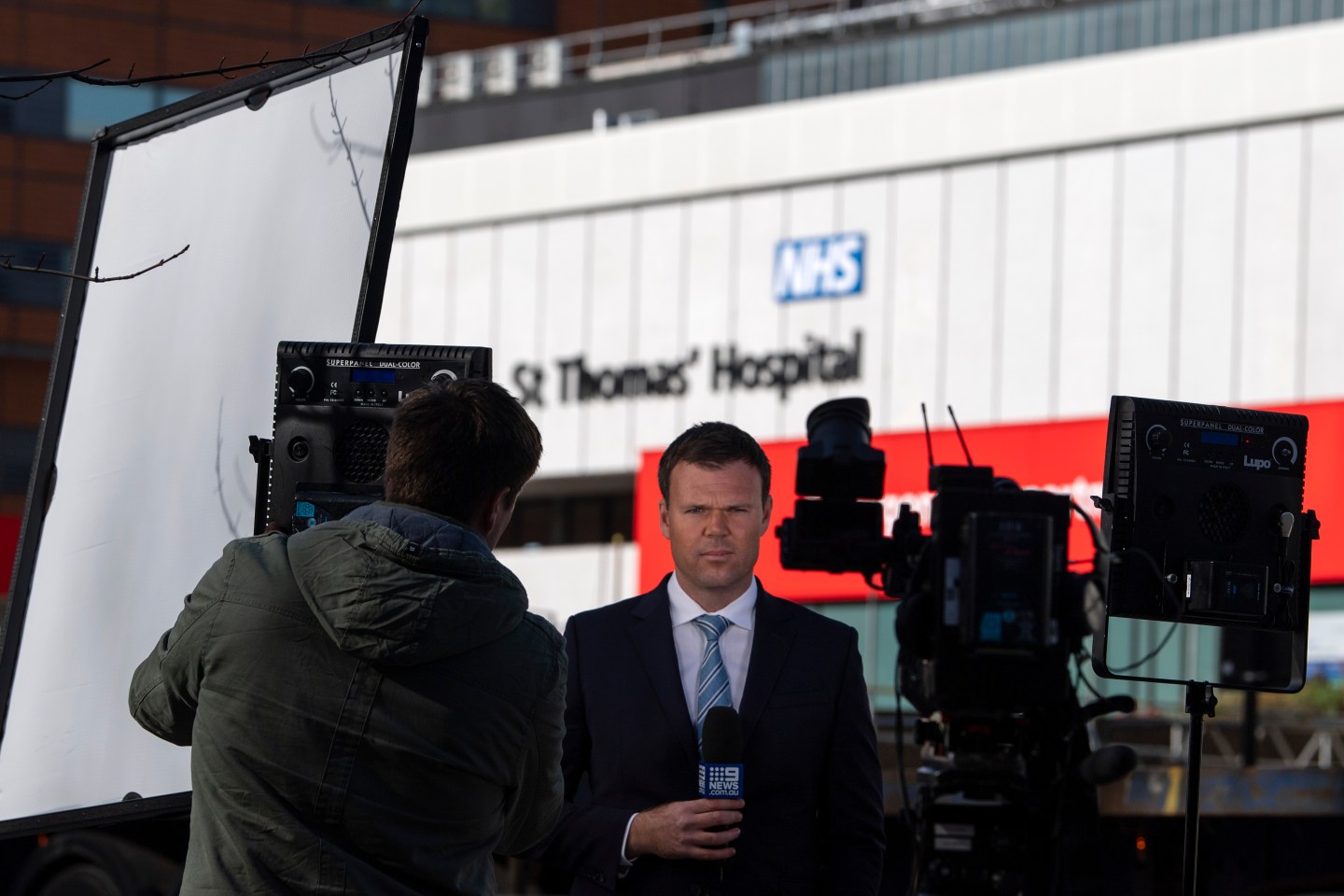 LONDON, ENGLAND - APRIL 07: Media gather outside St Thomas' Hospital on April 07, 2020 in London, England. Prime Minister Boris Johnson was transferred to the intensive care unit at St Thomas' Hospital after his coronavirus symptoms worsened last night. (Photo by Justin Setterfield/Getty Images)