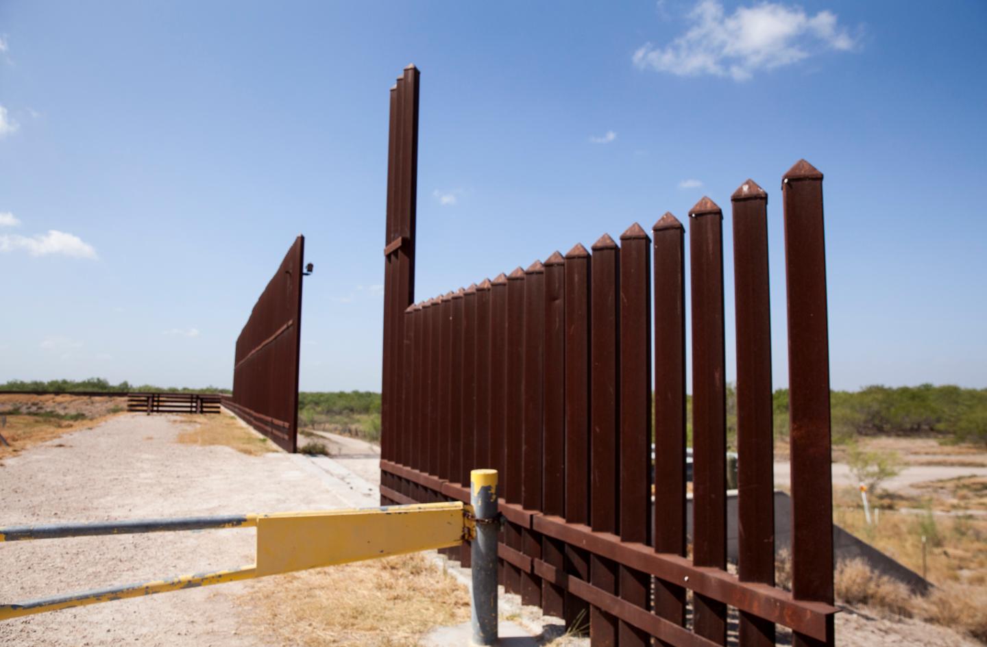 U.S. awards $275 million border wall contract to begin in 2021