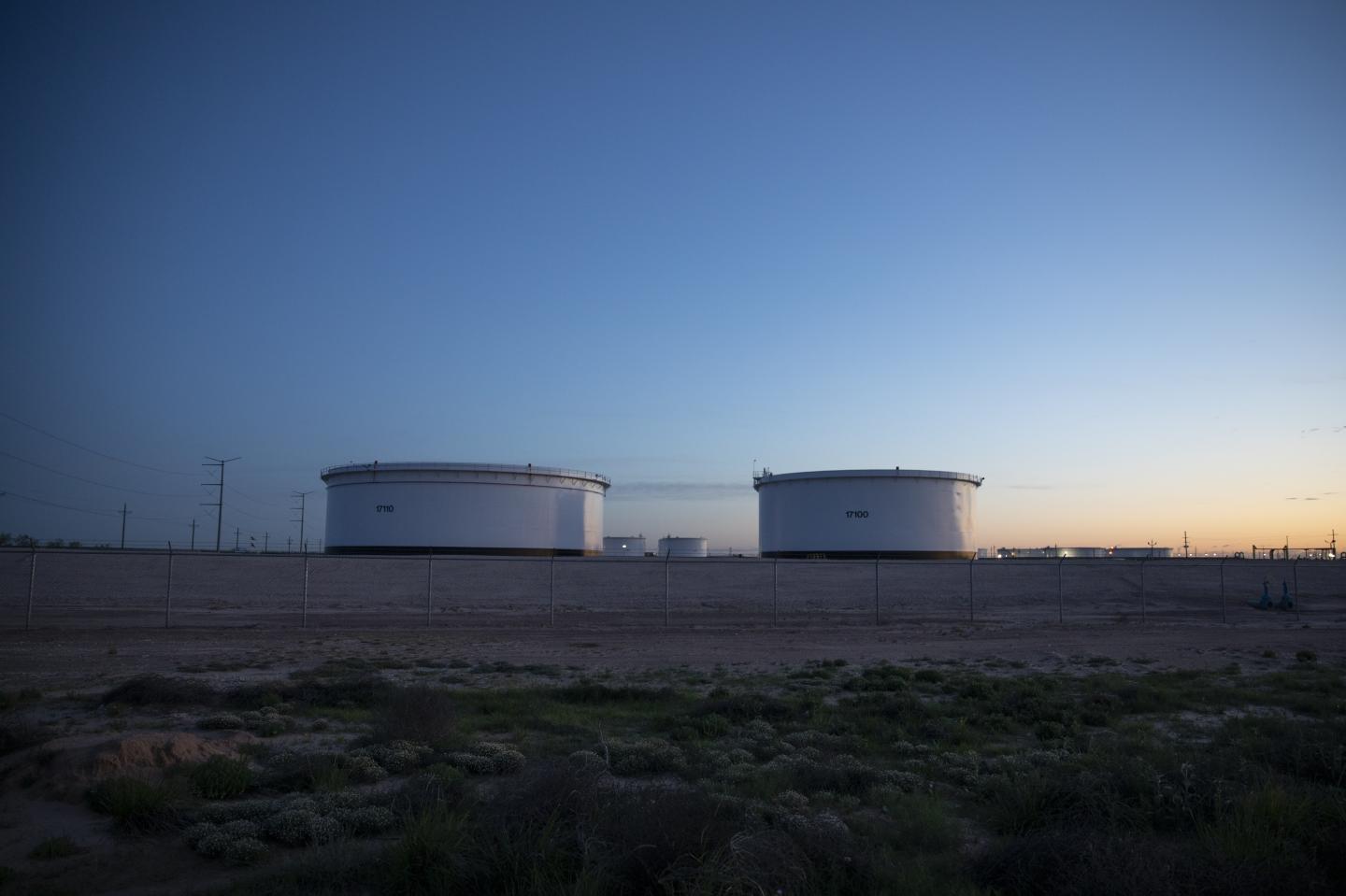 As pain on the shale patch deepens, U.S. overtakes Saudi Arabia in cutting oil production