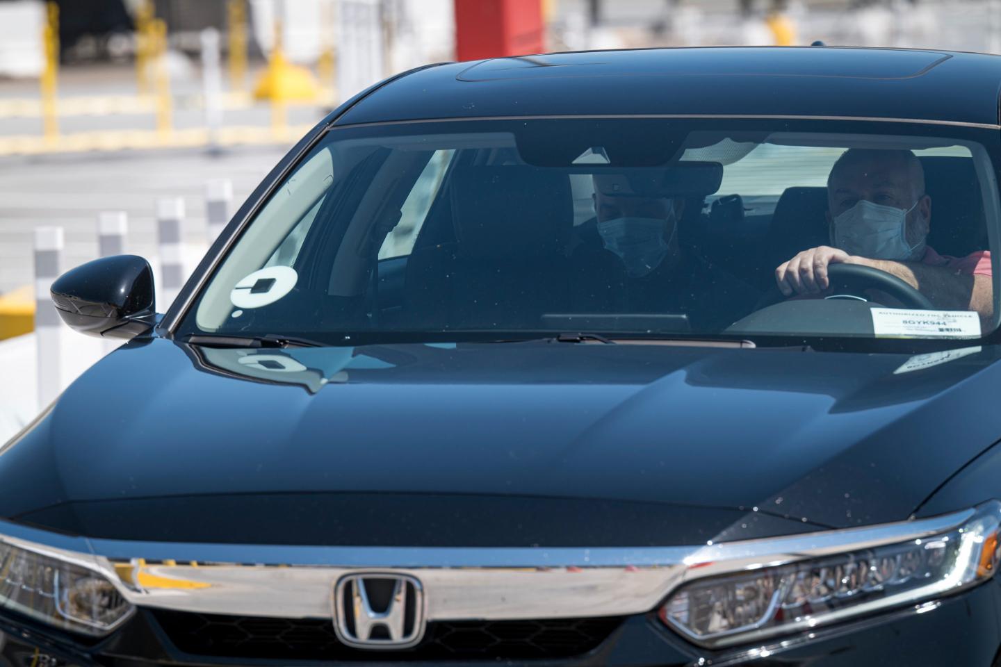 uber driver wearning a face mask