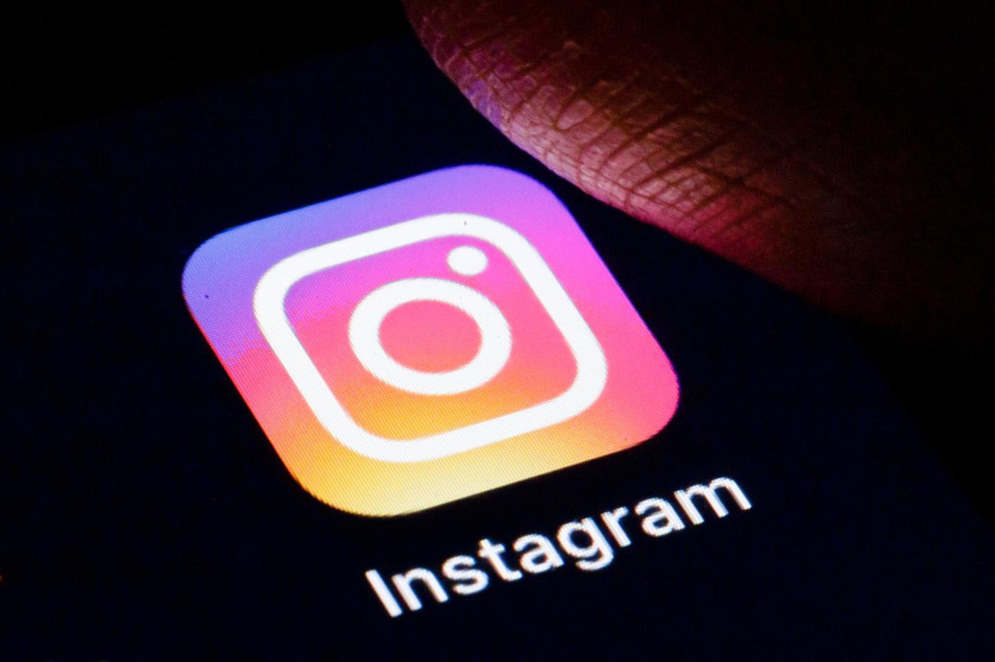 Facebook buys GIF library Giphy for $400 million