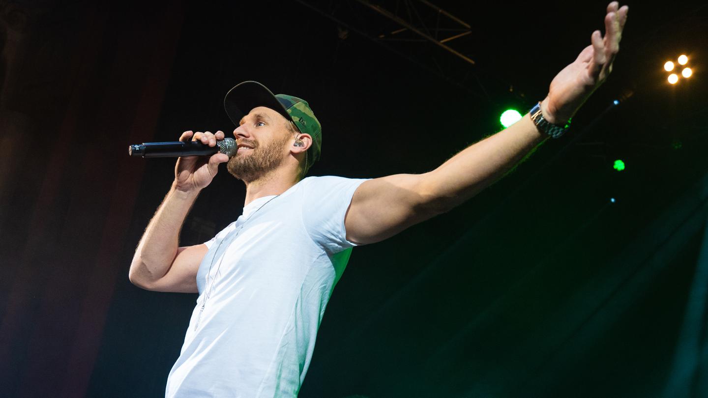 Musicians and fans criticize country artists who performed for unmasked crowds over the weekend