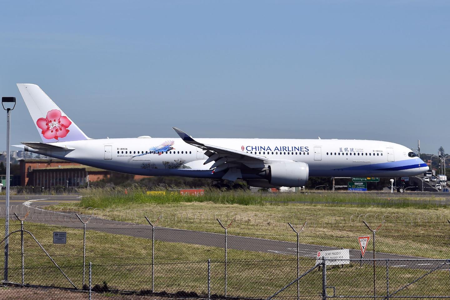 U.S. threatens to halt airline access as relations with the Chinese government fray