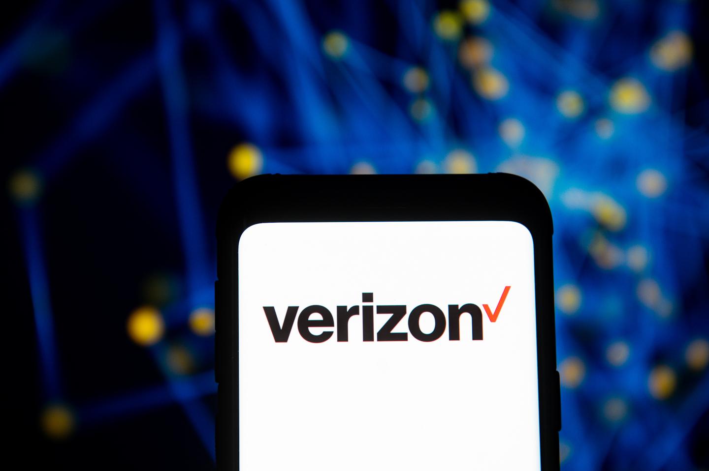 Verizon joins growing list of companies pulling ads from Facebook