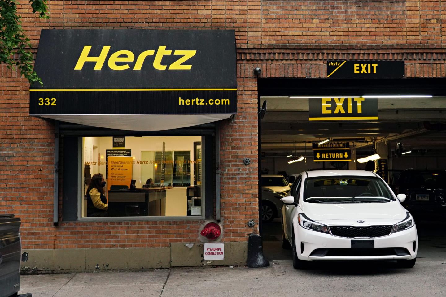 Hertz suspends $500M stock offering amid SEC review