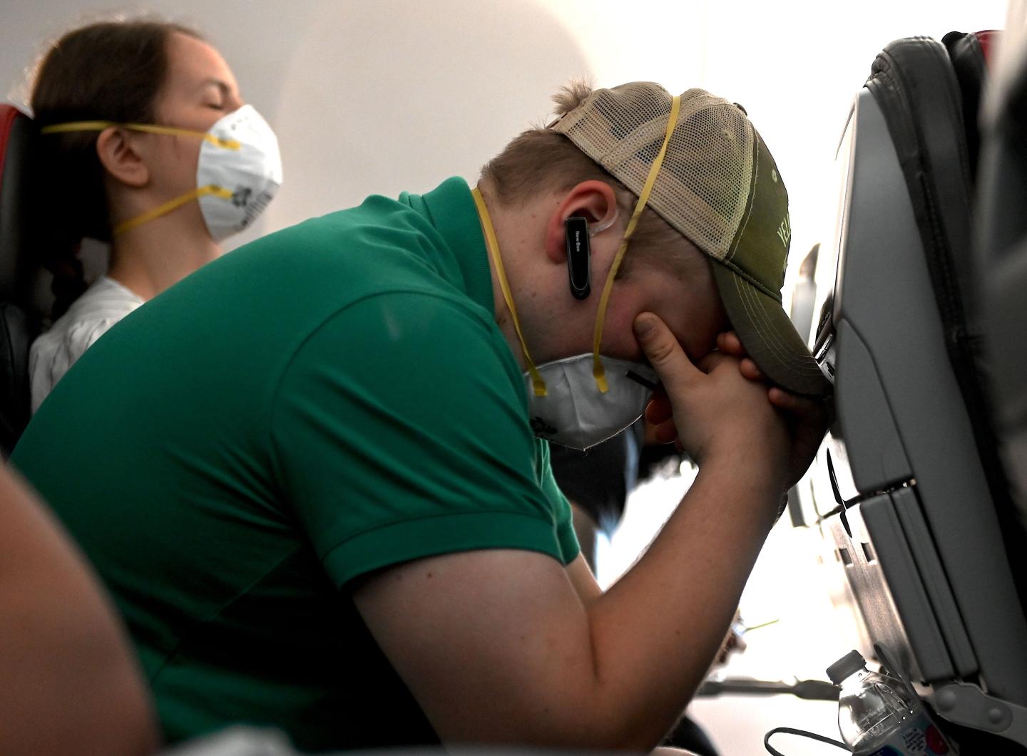 Flights with empty middle seats decrease COVID risk 79%, study says
