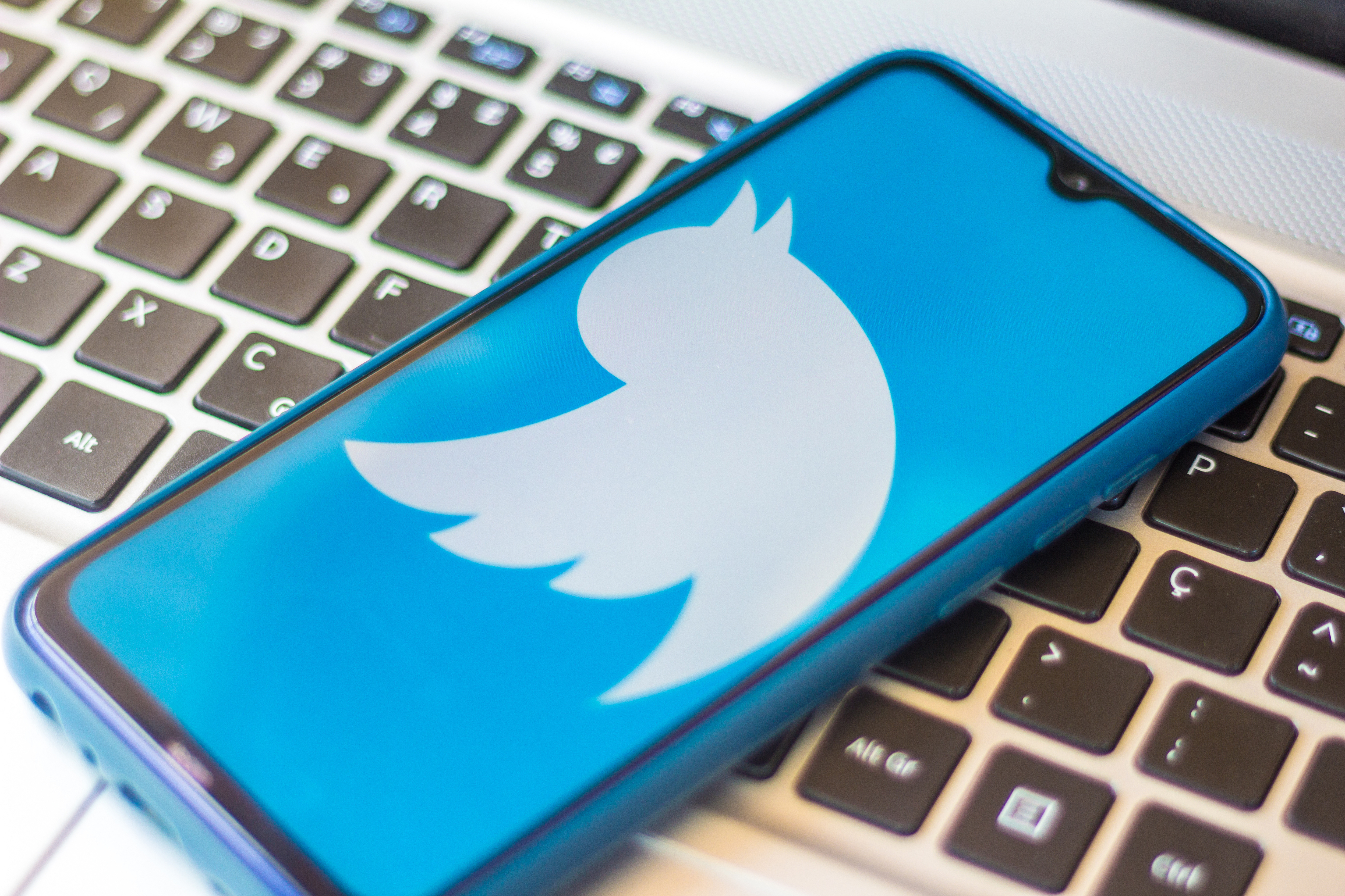 BRAZIL - 2020/07/11: In this photo illustration a Twitter logo seen displayed on a smartphone. (Photo Illustration by 