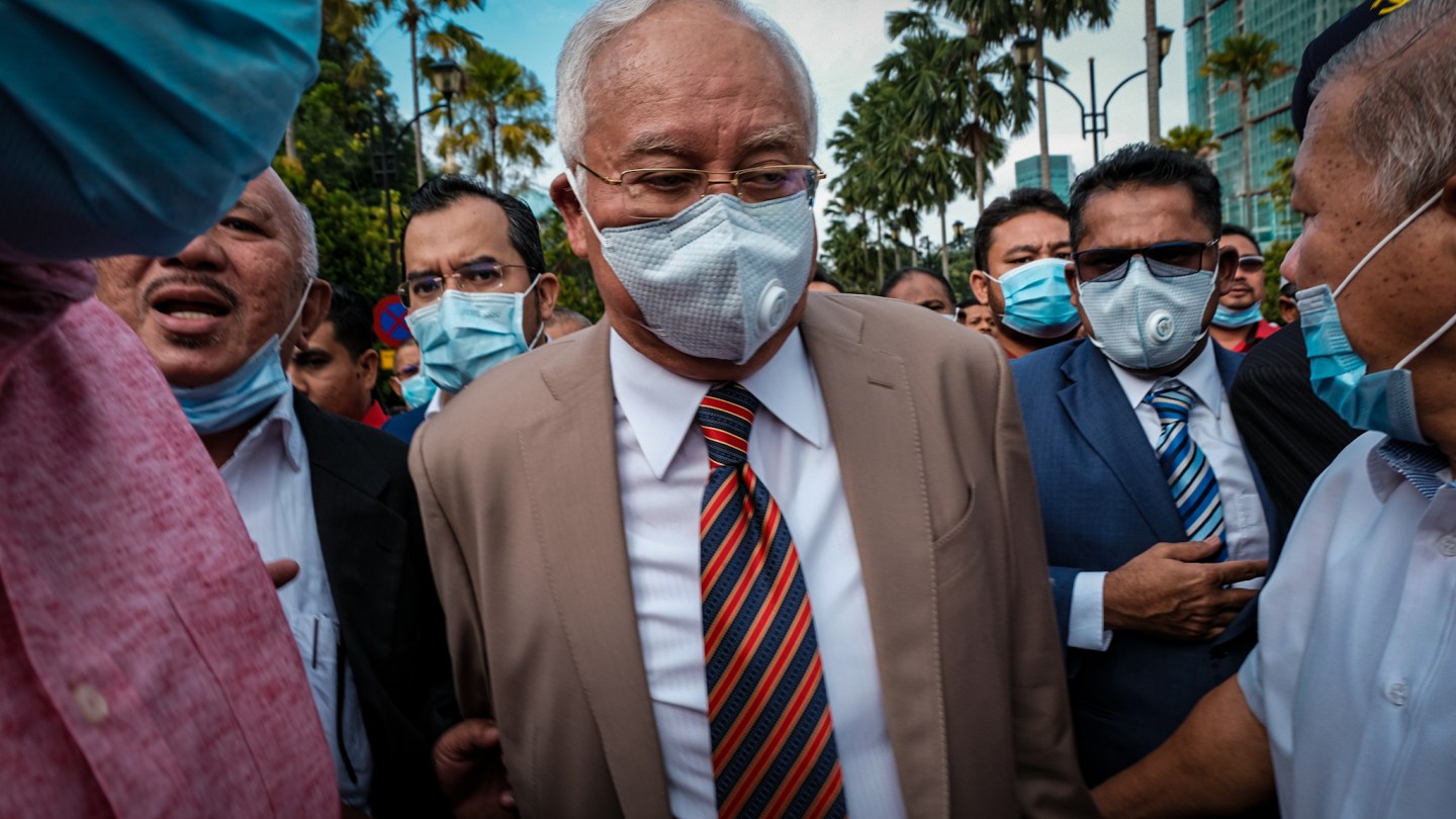 KUALA LUMPUR, MALAYSIA - JULY 28: Former Malaysian Prime Minister Najib Razak (C) attends the trial regarding the alleged corruption case of the state-owned investment company 1Malaysia Development Berhad (1MDB) on Tuesday, July 28, 2020. << kalo ini bener gak Rhan (Photo by Syaiful Redzuan/Anadolu Agency via Getty Images)