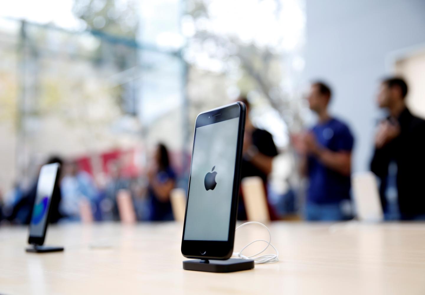Apple pledged $25 to iPhone users over battery problems. Why is it so hard to collect?