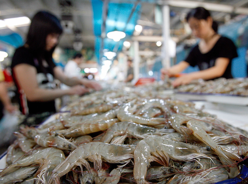 Chinese vendors prepare shrimps and praw