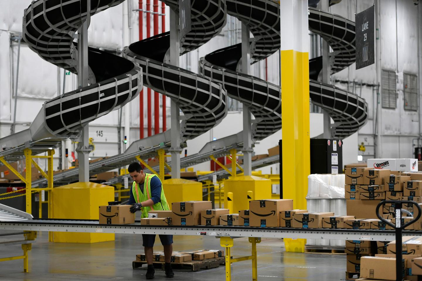 Amazon Warehouse-Commentary