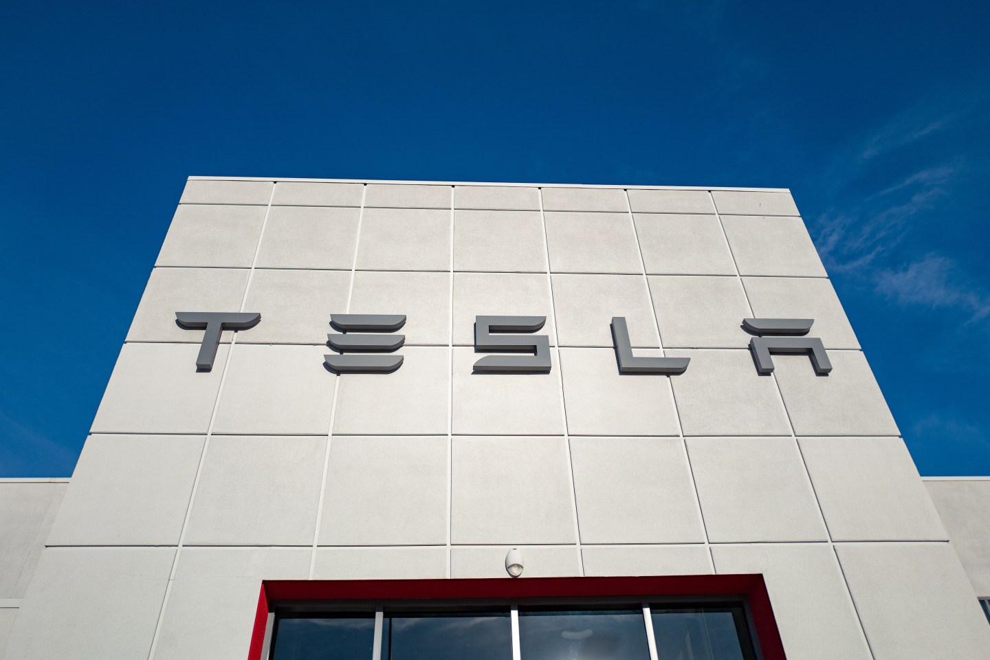 Tesla’s soaring stock pushes the company’s market value past Walmart’s