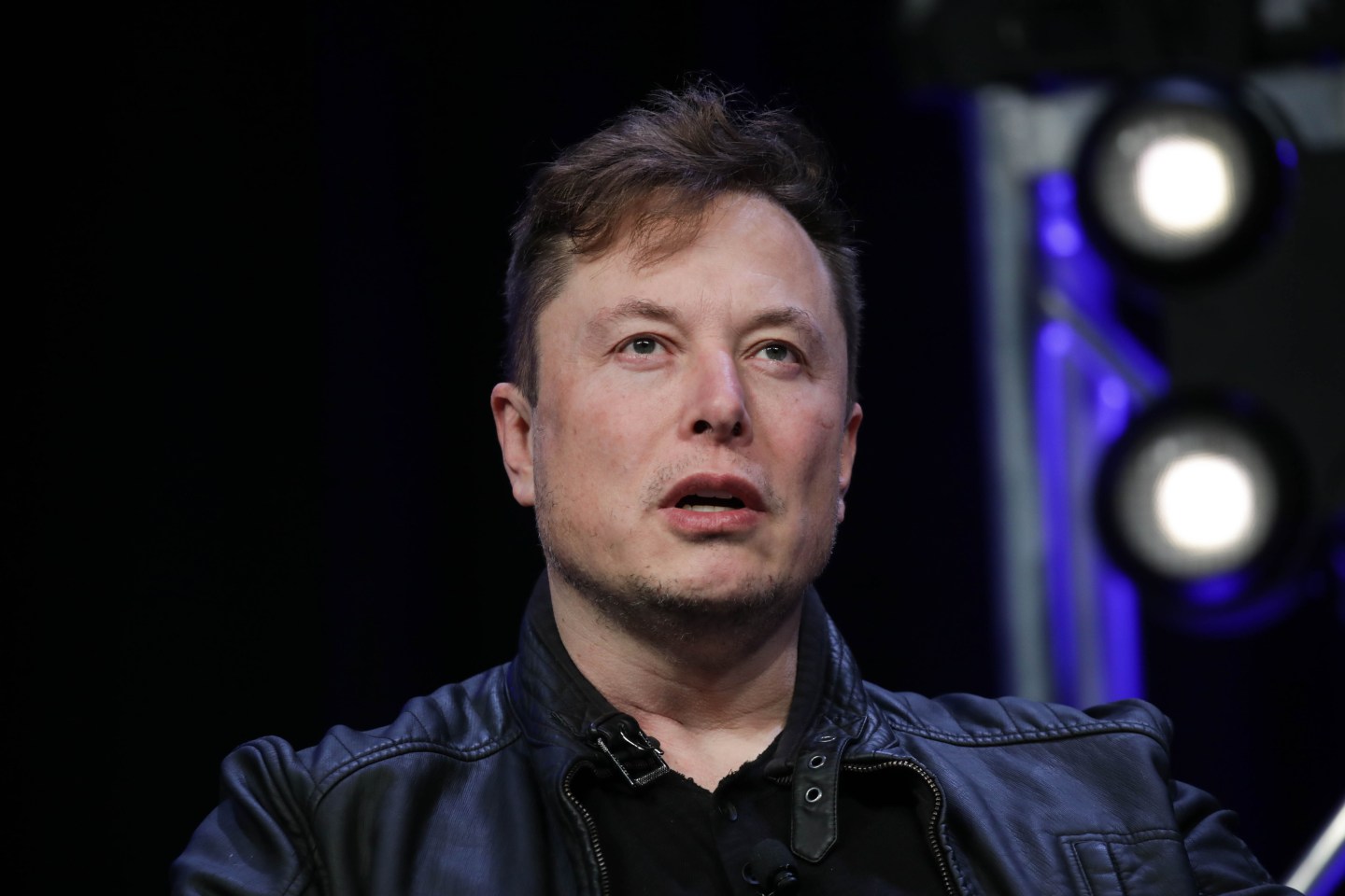 Elon Musk shows off Neuralink brain implant technology in a living pig