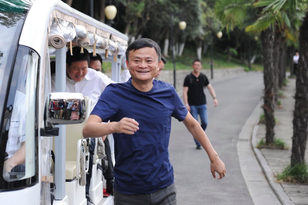 Jack Ma Invites Medical Workers To Dinner In Hefei