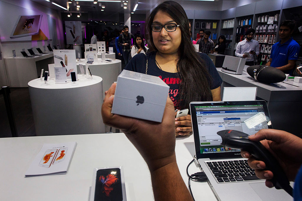 First Purchases Of The Apple IPhone 6s At An Izenica Store As New IPhones Are Released In India