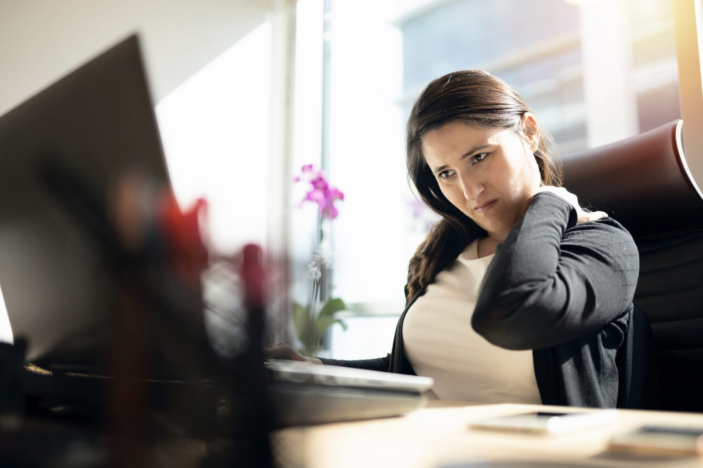 woman gets stiff neck at her desk