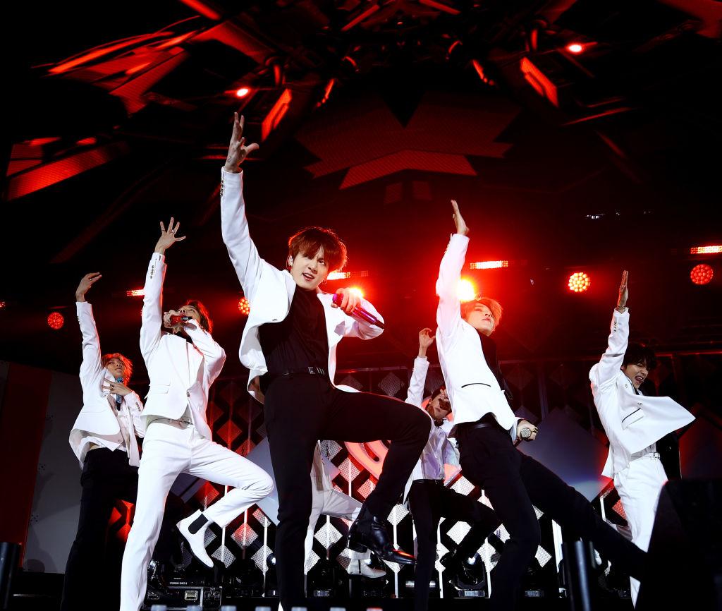 102.7 KIIS FM Jingle Ball – SHOW
