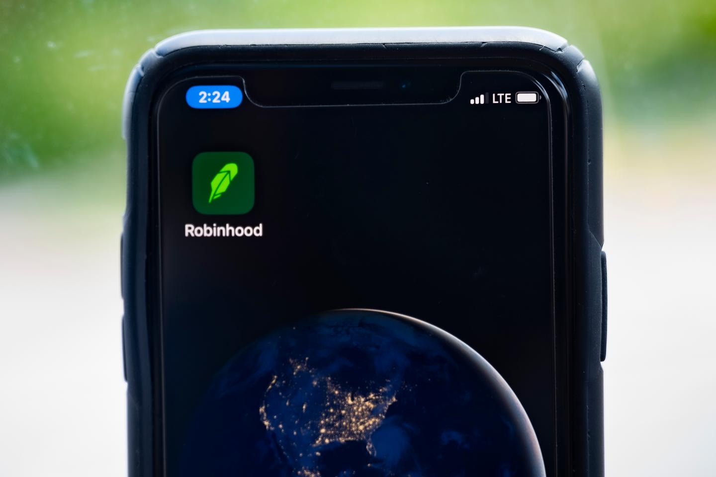 Robinhood app stumbles amid surge in Apple, Tesla trading volume