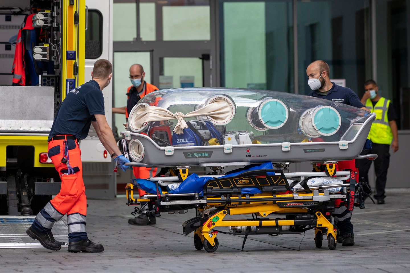 BERLIN, GERMANY - AUGUST 22: German army emergency personnel load portable isolation unit (Epi Shuttle) into their ambulance that was used to transport Russian opposition figure Alexei Navalny at Charite hospital on August 22, 2020 in Berlin, Germany. Navalny has arrived in Germany at Charite Hospital in Berlin for treatment for possible poisoning. (Photo by Maja Hitij/Getty Images)