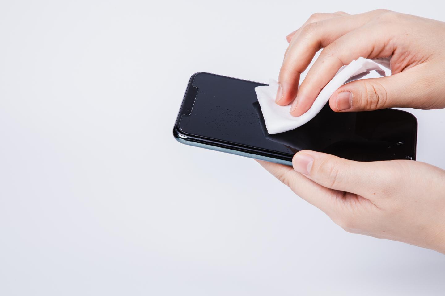 COVID-19 can survive up to 28 days on phone screens and money, new research shows