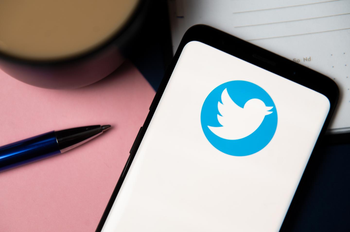 Twitter, like Facebook, to remove posts denying the Holocaust
